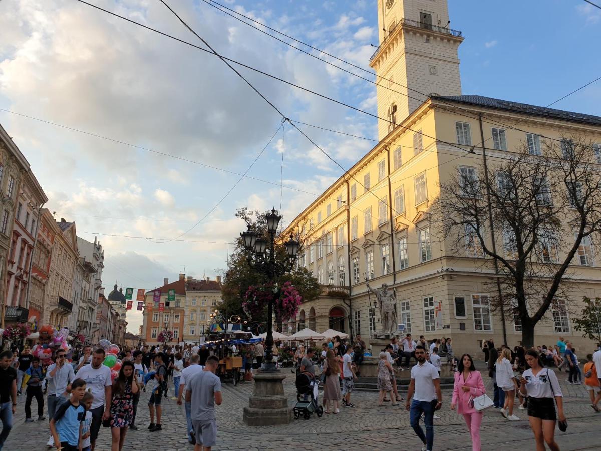 Modern Apartment In The City Center Lviv Extérieur photo